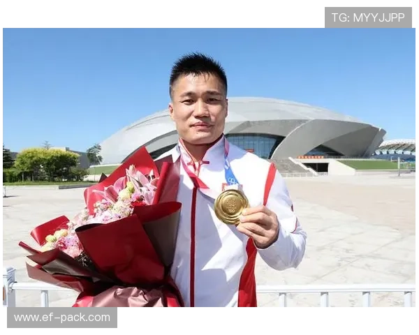 吕小军家里冰箱贴都是金牌